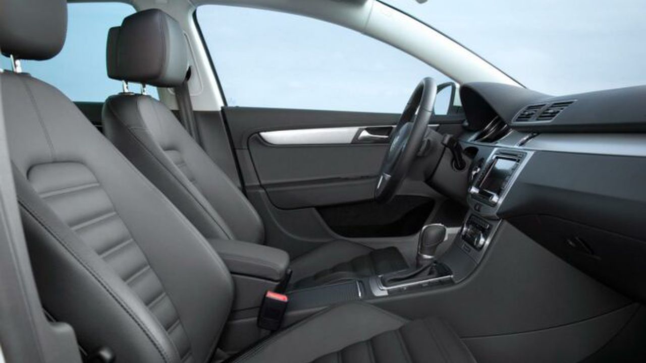 volkswagen_passat_tdi_bluemotion_wagon_interior_european_32630800
