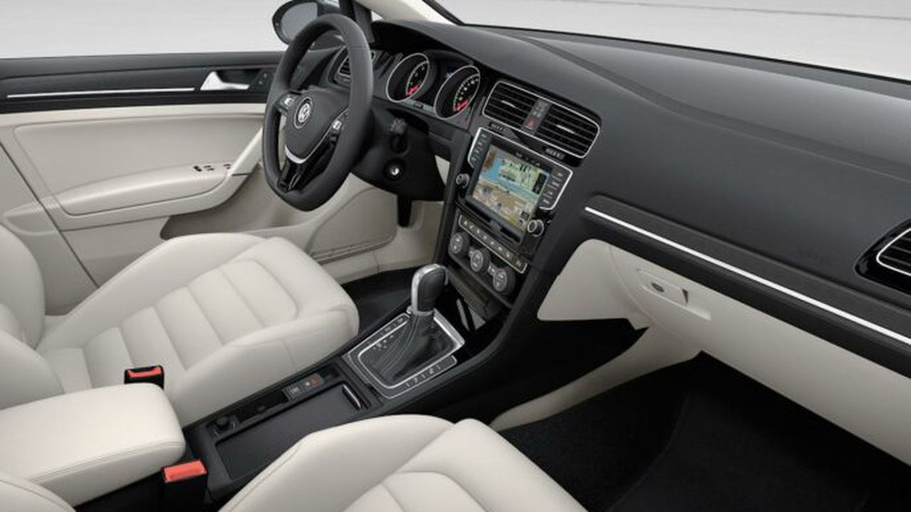 volkswagen_golf_tsi_bluemotion_5_door_interior_photo_480590_s_1280x782_44704400