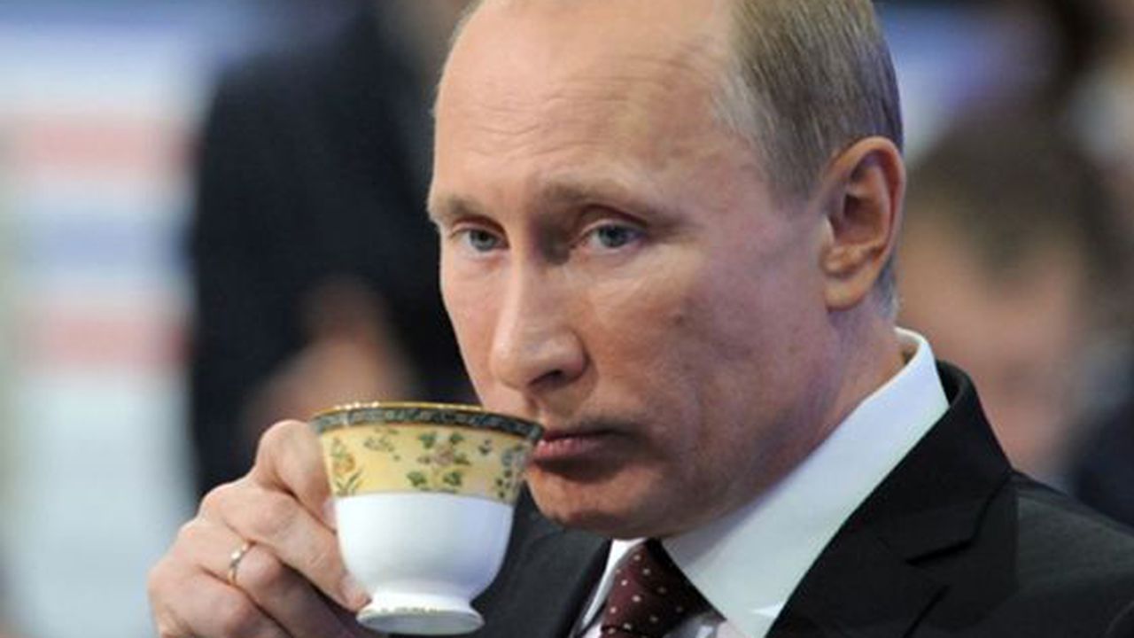 putin_drink_ap_c0_4_700_412_s561x327_28779000