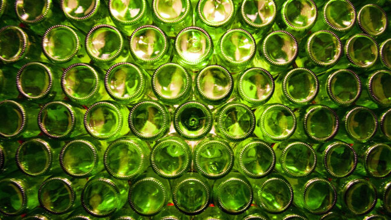 a_hundred_green_bottles_by_adam_lack_2560x1600_70240800