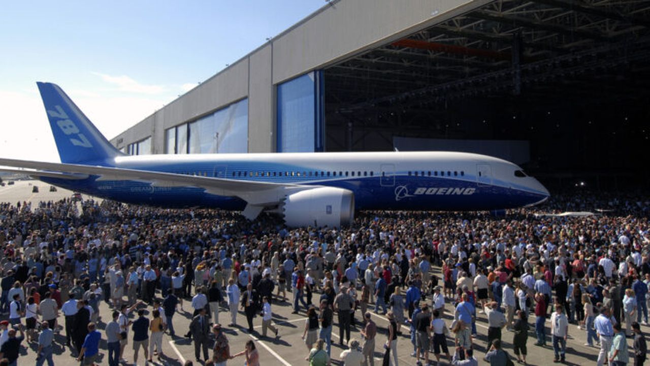 boeing_787_rollout_70807_28410_49166500