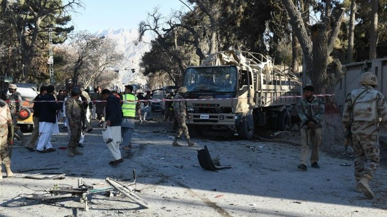 442446_423123_pakistani_secuirity_envoy_explosion_afp_59436300