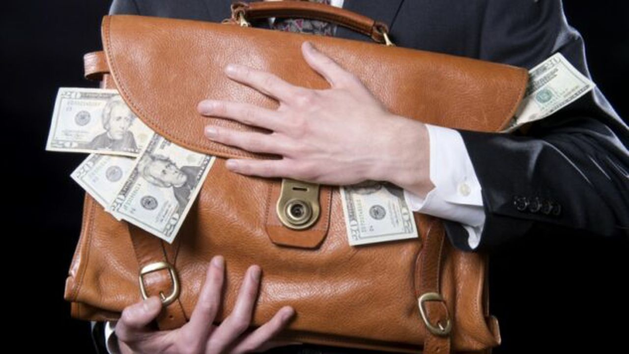 businessman_briefcase_money_815x542_77716400