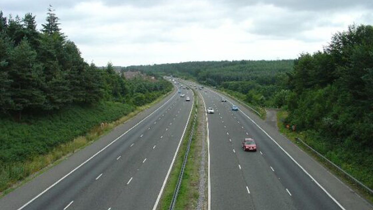 m23_motorway_looking_ne_from_footbridge_between_tilgate_golf_course_and_tilgate_forest___geograph_org_uk___23625_55841500