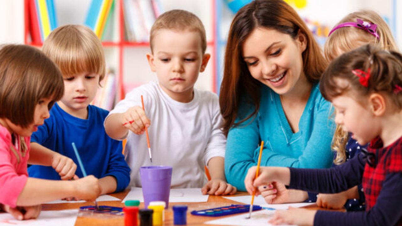 teacher_kids_painting_50381100