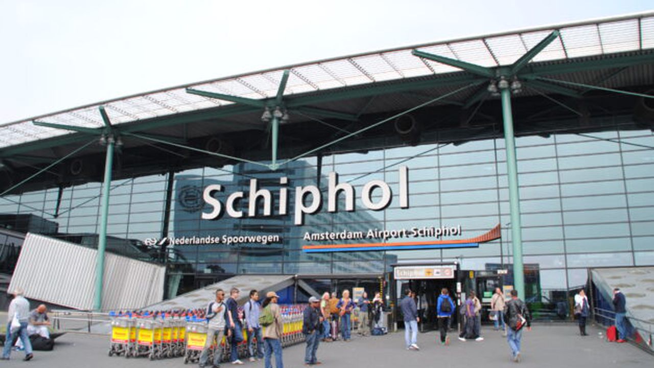 amsterdam_schiphol_airport_entrance_14229500