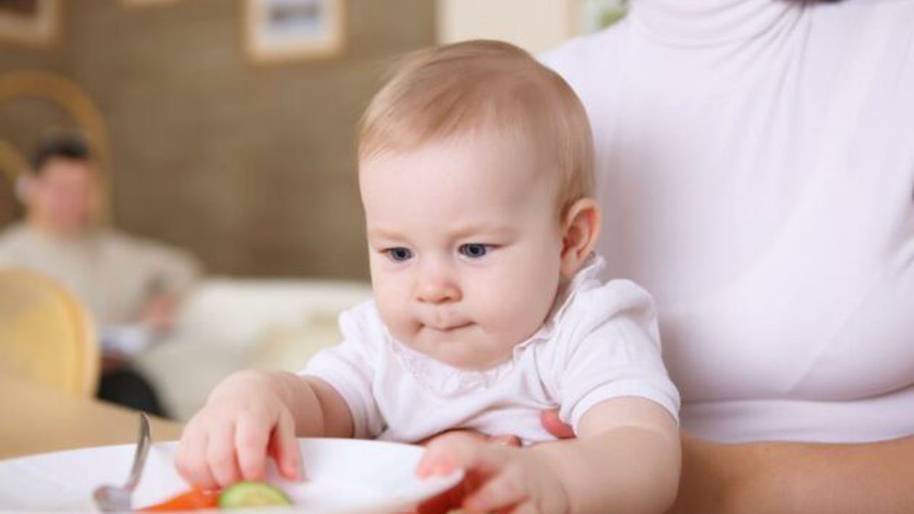 baby_looking_at_veg_70129800