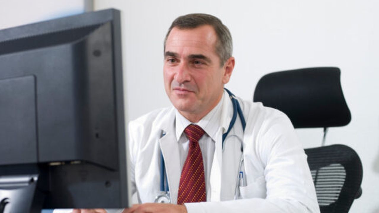doctor_at_computer_40323900