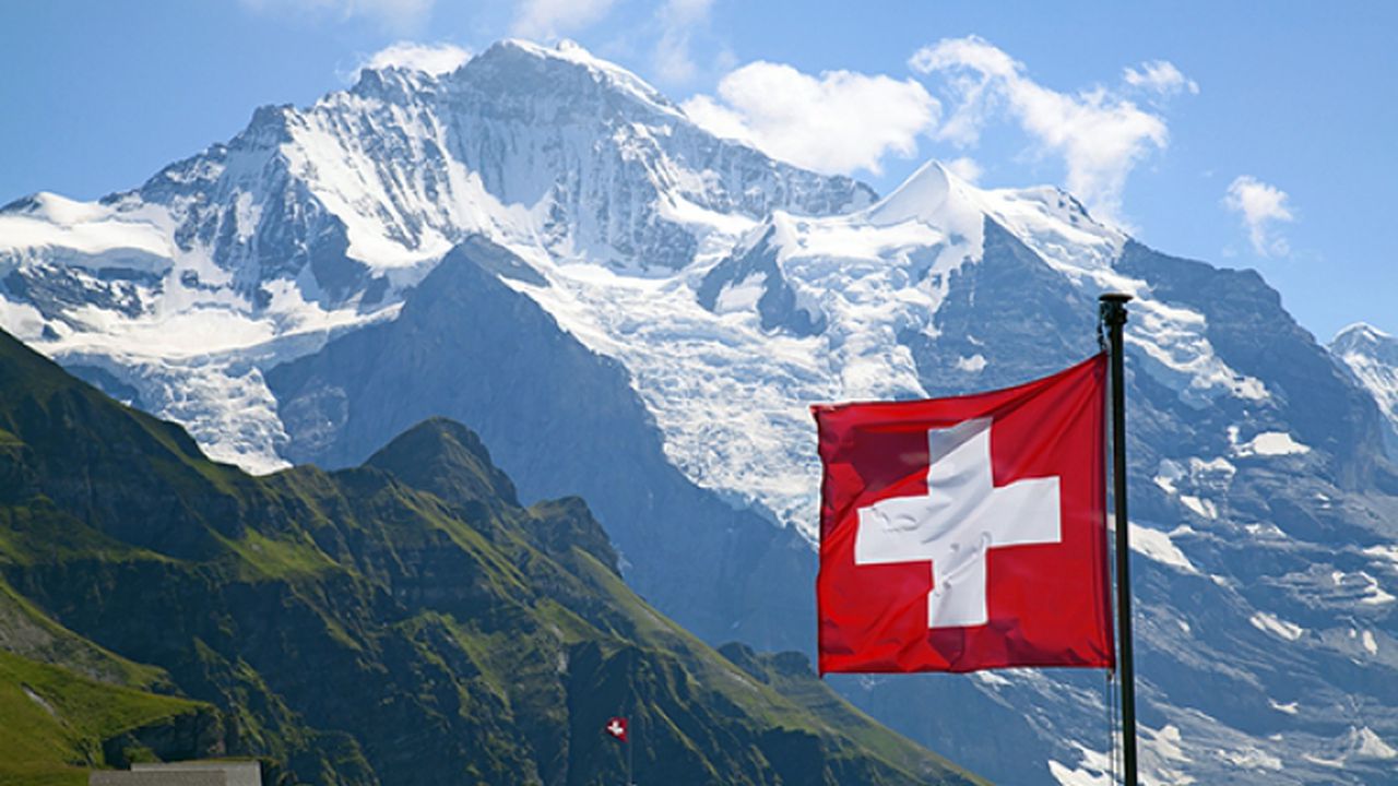 140214_it_swiss_flag_42638400