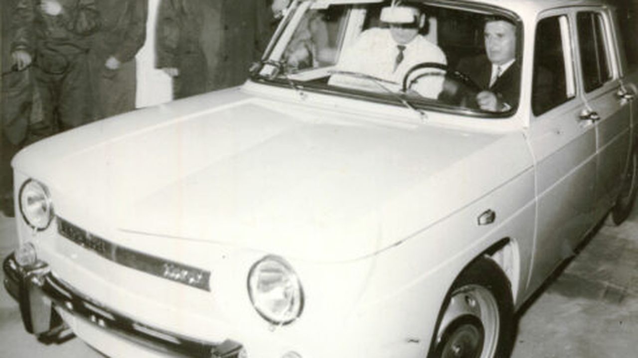 nicolae_ceausescu_driving_the_first_dacia_car_54460400