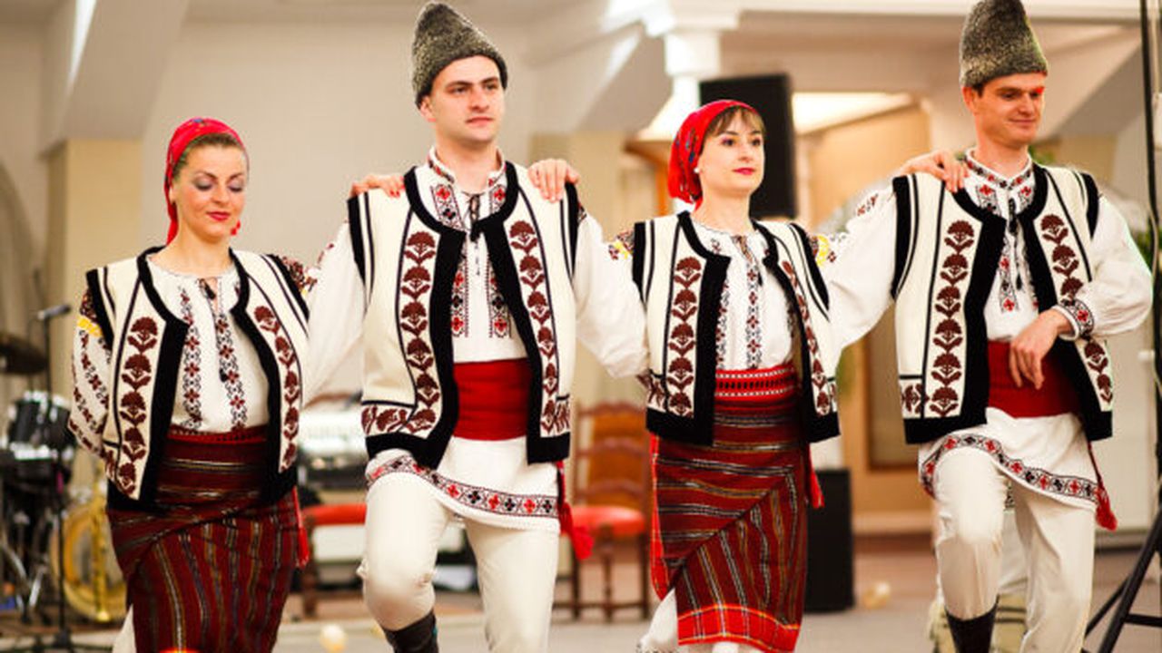 costume_populare_romanesti_77474700