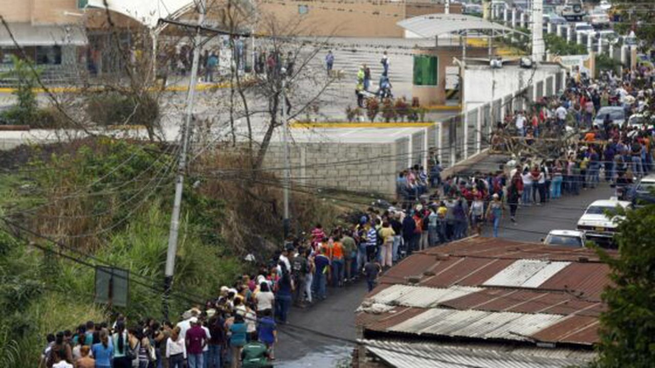 food_line_in_venezuela_san_cristobal_2_36179200