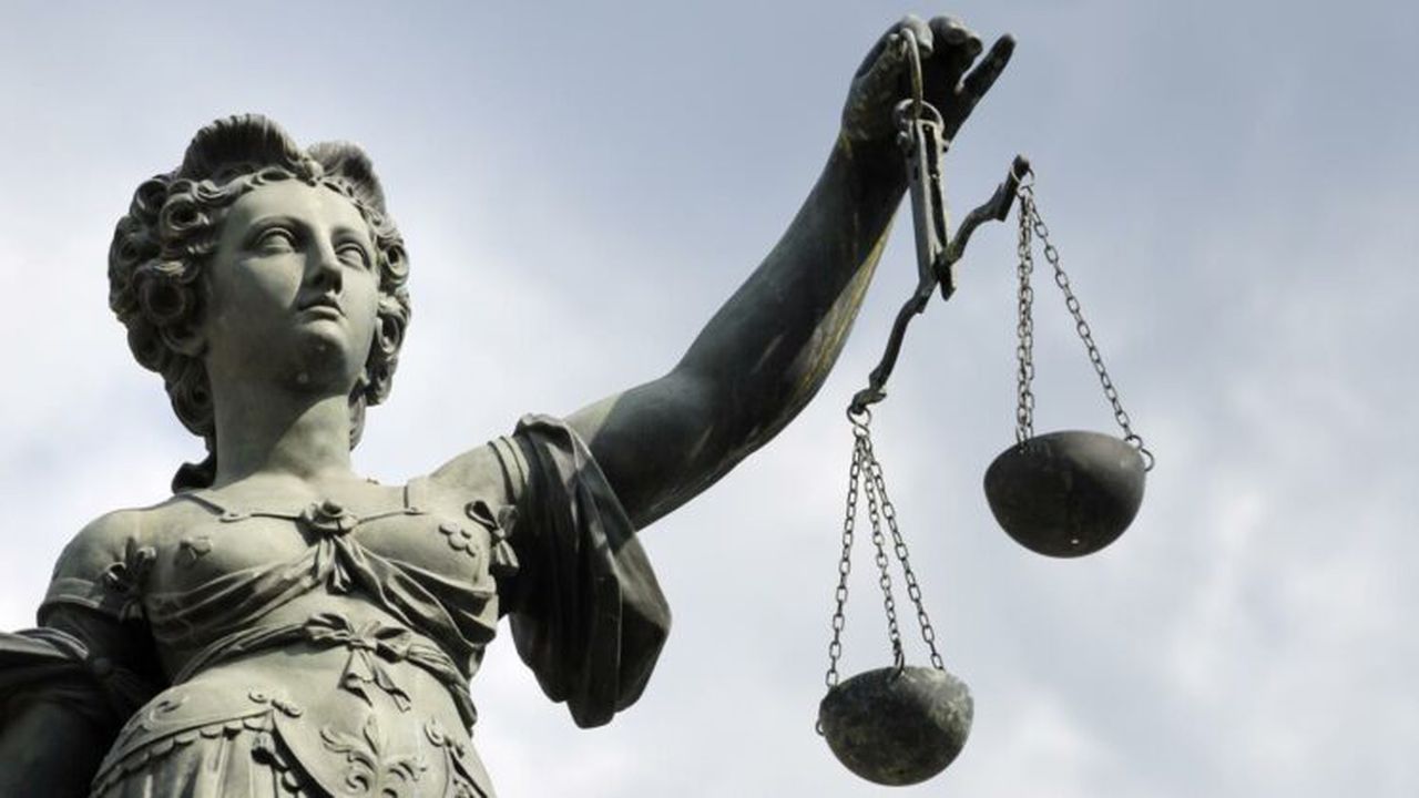 scales_justice_stand_115bc1c8a2bca4cf_82501600