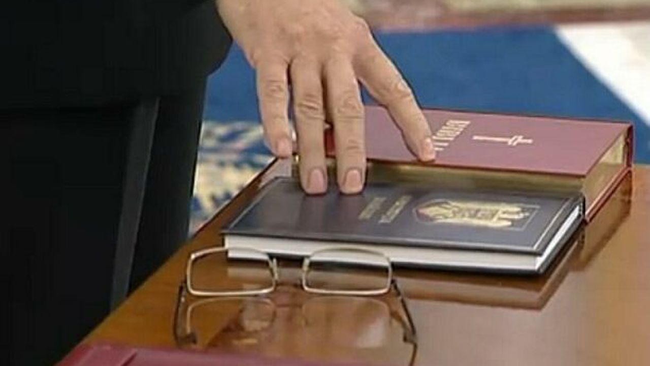 126250_juramant_biblia_parlament_09316200