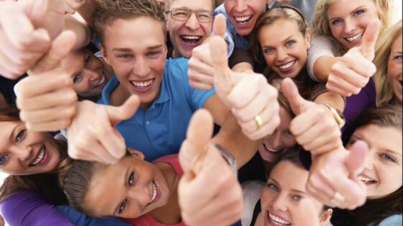 group_of_people_92768300