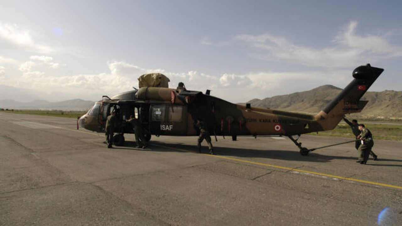 turkish_isaf_uh_60_black_hawk_helicopter_32686700