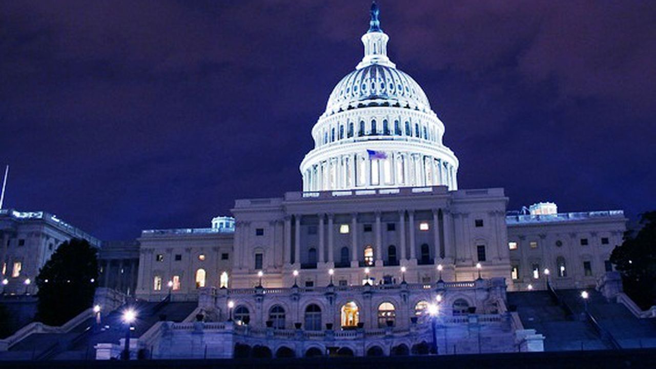 us_capitol_night_view_10512_88131600