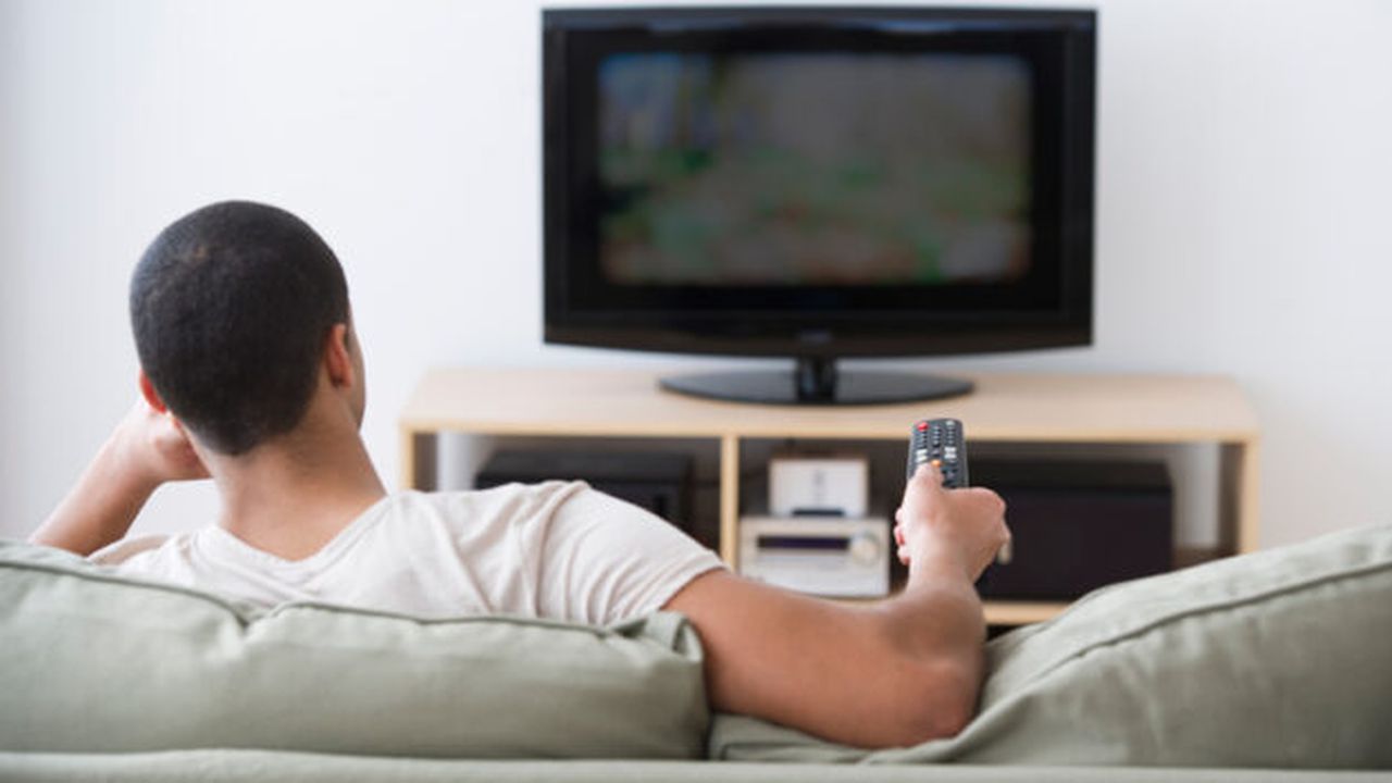 54fed00772171_ghk_watching_tv_xln_48441600
