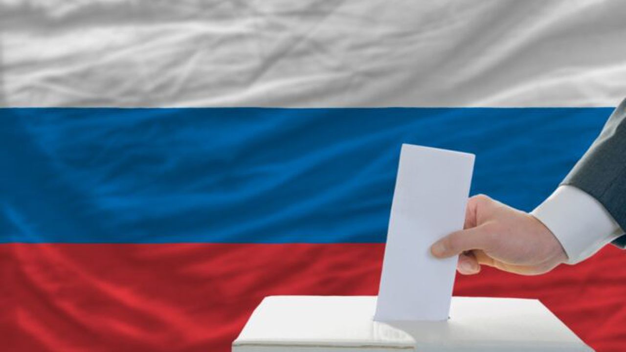 russian_flag_and_ballot_78371400