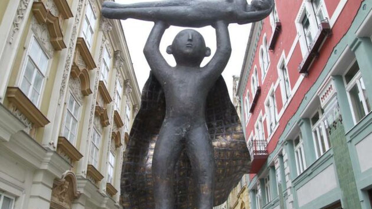 statuie_supermam_14_40395300