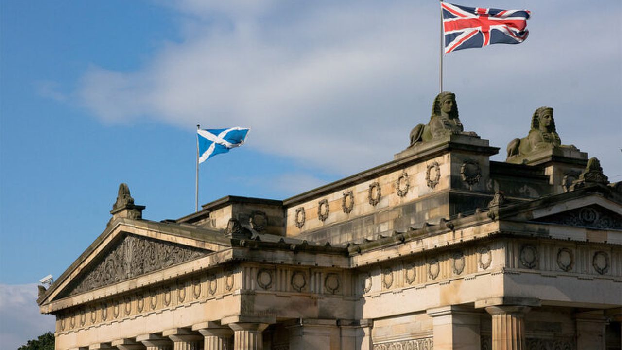 scottish_and_british_flag_on_national_gallery_of_scotland_30653000