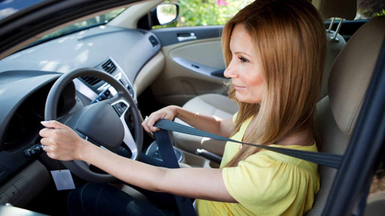 woman_brushing_up_on_drivers_ed_ia1z0p_97522000