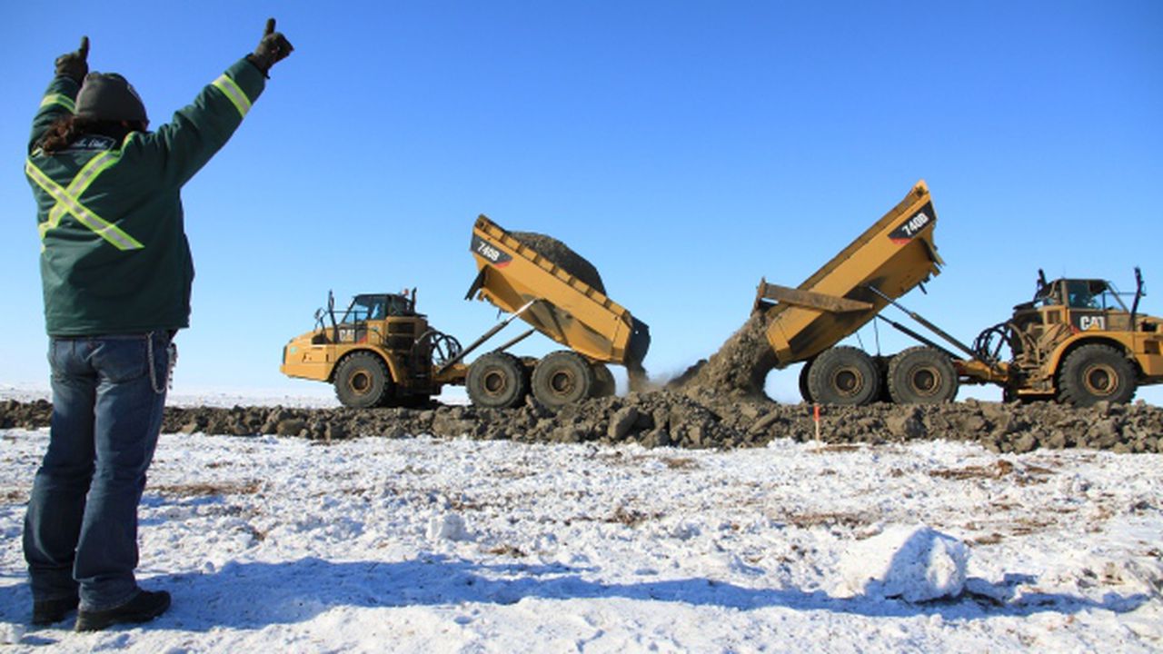 inuvik_tuk_highway_completion_87554300