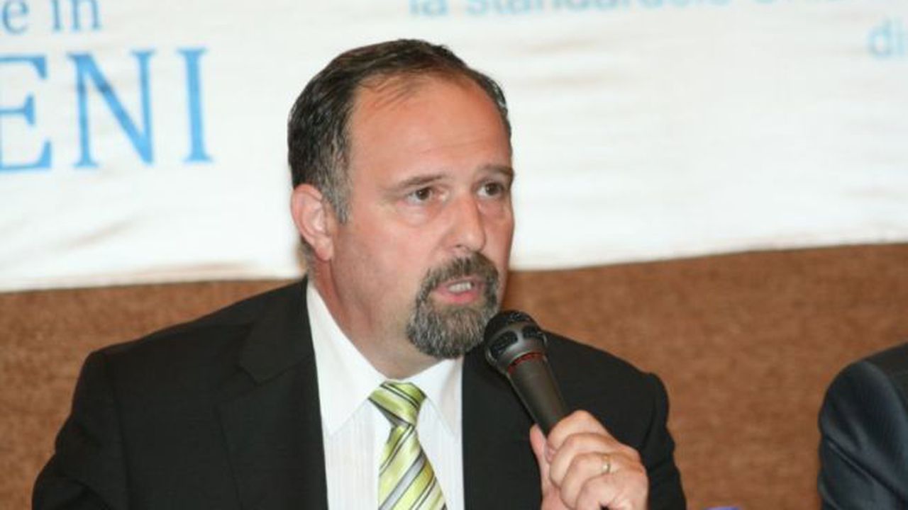 tupeu_de_ciocoi_iosif_szentes_unul_din_groparii_de_la_cfr_calatori_se_lauda_cu_reintroducerea_trenurilor_pe_care_chiar_el_le_a_desfiintat_308371_1_57882000