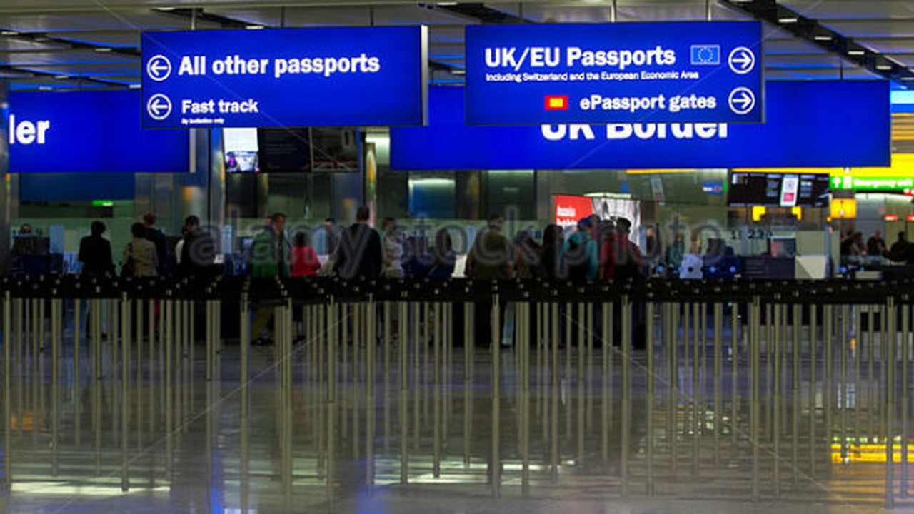 london_uk_4th_june_2014_passengers_pass_through_uk_border_control_e1h2j3_33383700