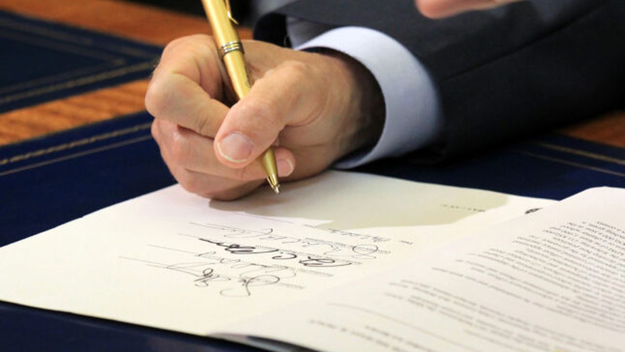 signing_54088700