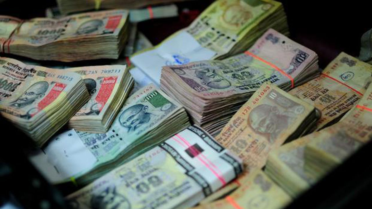 currency4_kdy__621x414_at_livemint_24659700