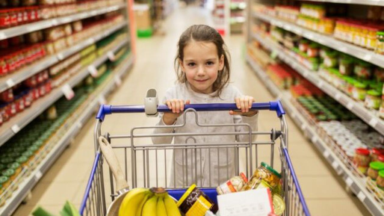 young_girl_in_grocery_store_36613600