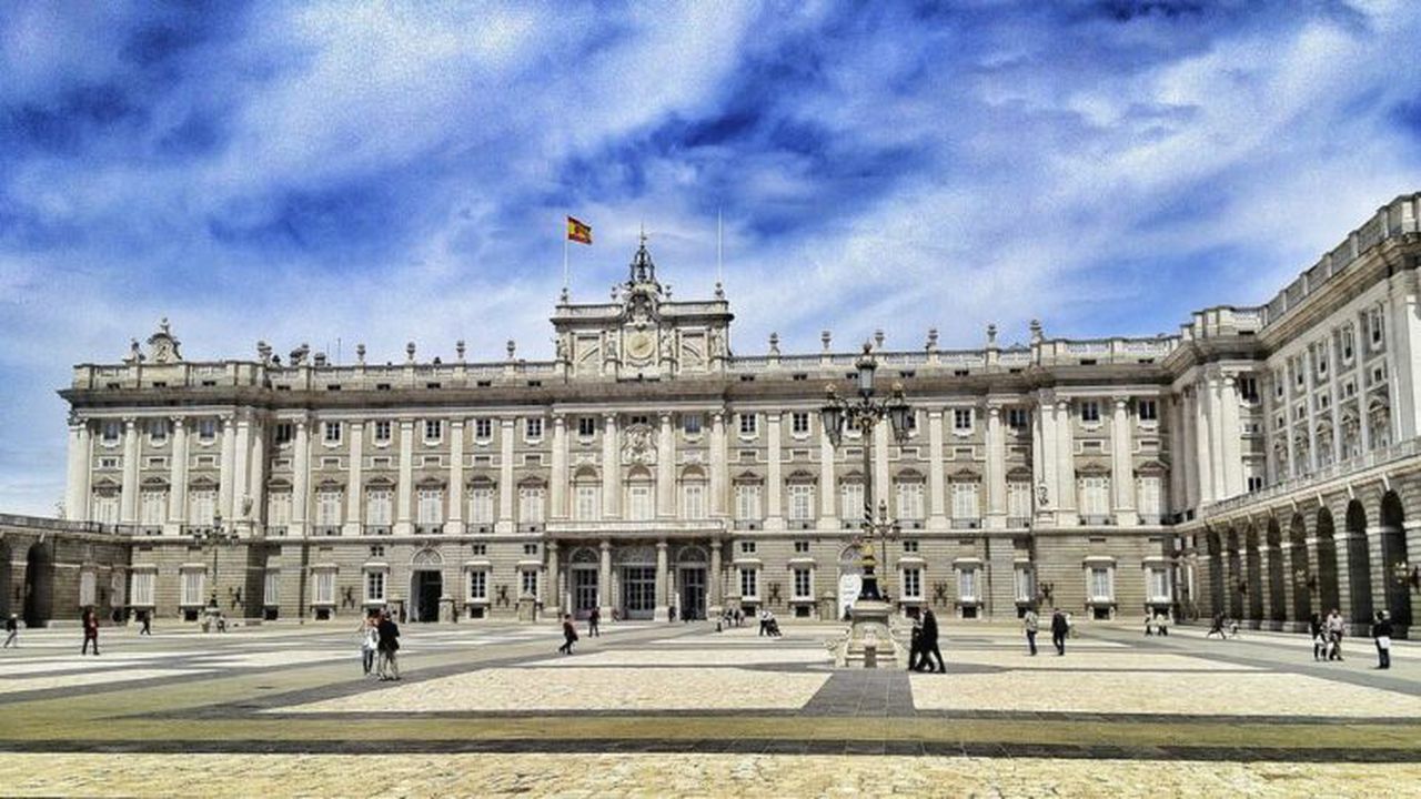 royal_palace_of_madrid_against_cloudy_sky_540992303_58f5656d5f9b581d59fc69a3_28972900