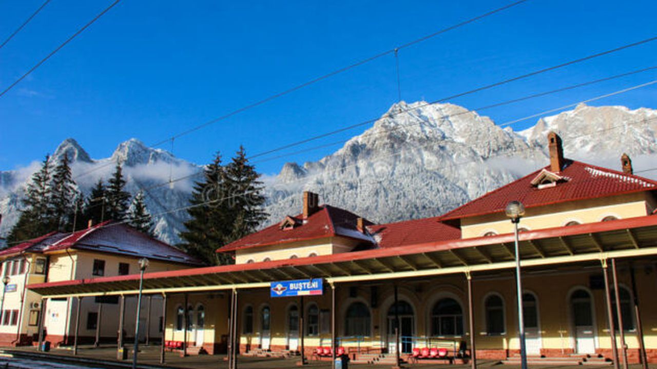 gara_busteni_busteni_train_station_romanian_mountain_resort_bucegi_mountains_clear_winter_day_47149387_08465700