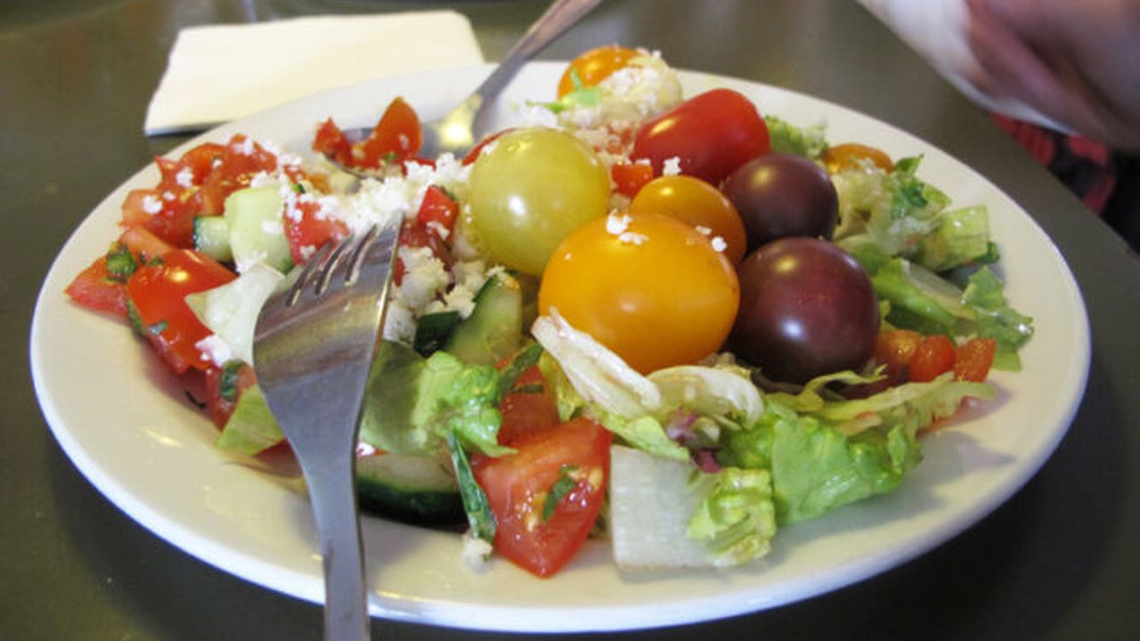 the_food_salad_on_plate_40090700