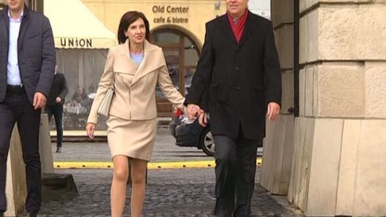 iohannis_carmen_7658498567843_98659000