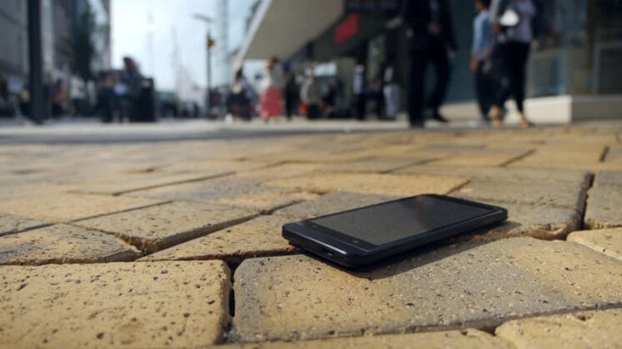 fearful_of_losing_your_smartphone_use_find_my_phone_07705300