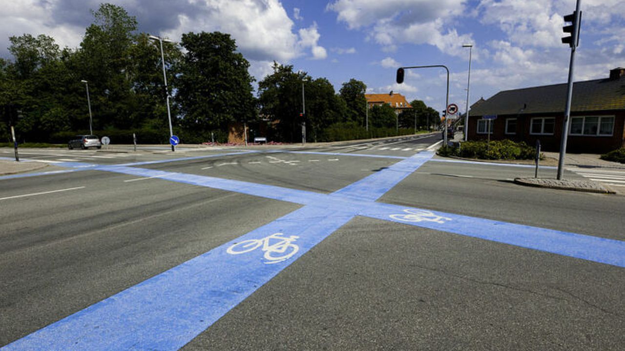 1024px_danish_bikelanes_in_intersection_57464100