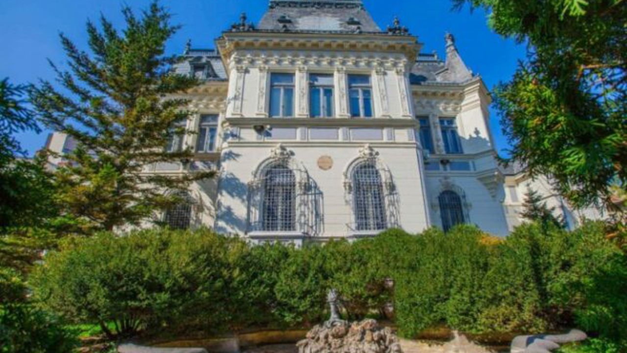 maurice_blank_08717500