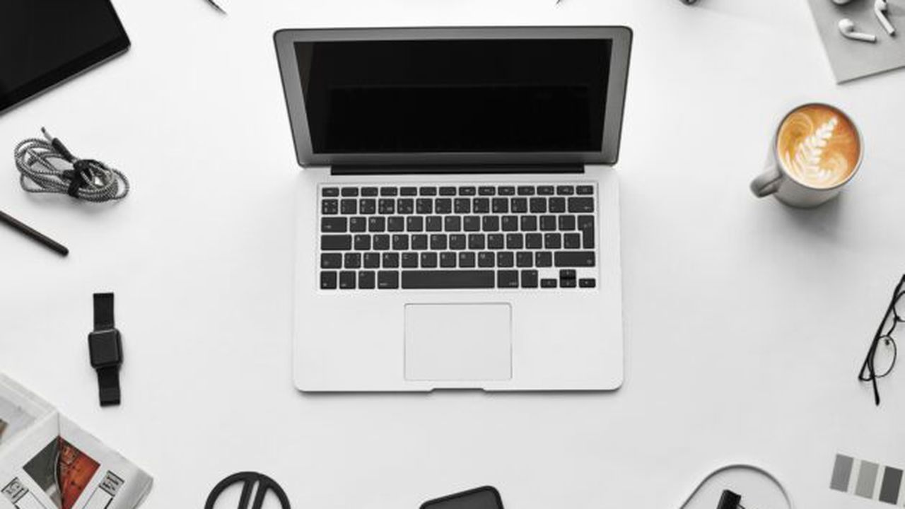 laptop_and_coffee_3184463_99631200