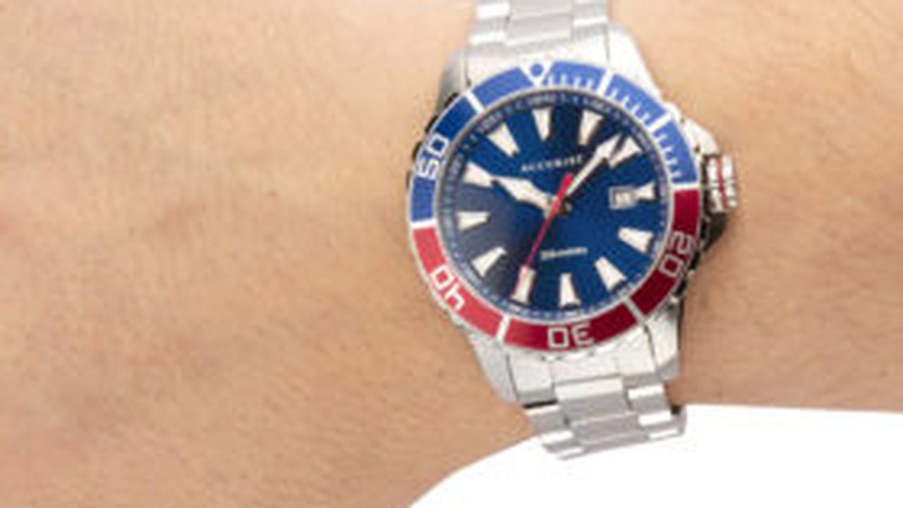 accurist_divers_7327_wrist_61734700