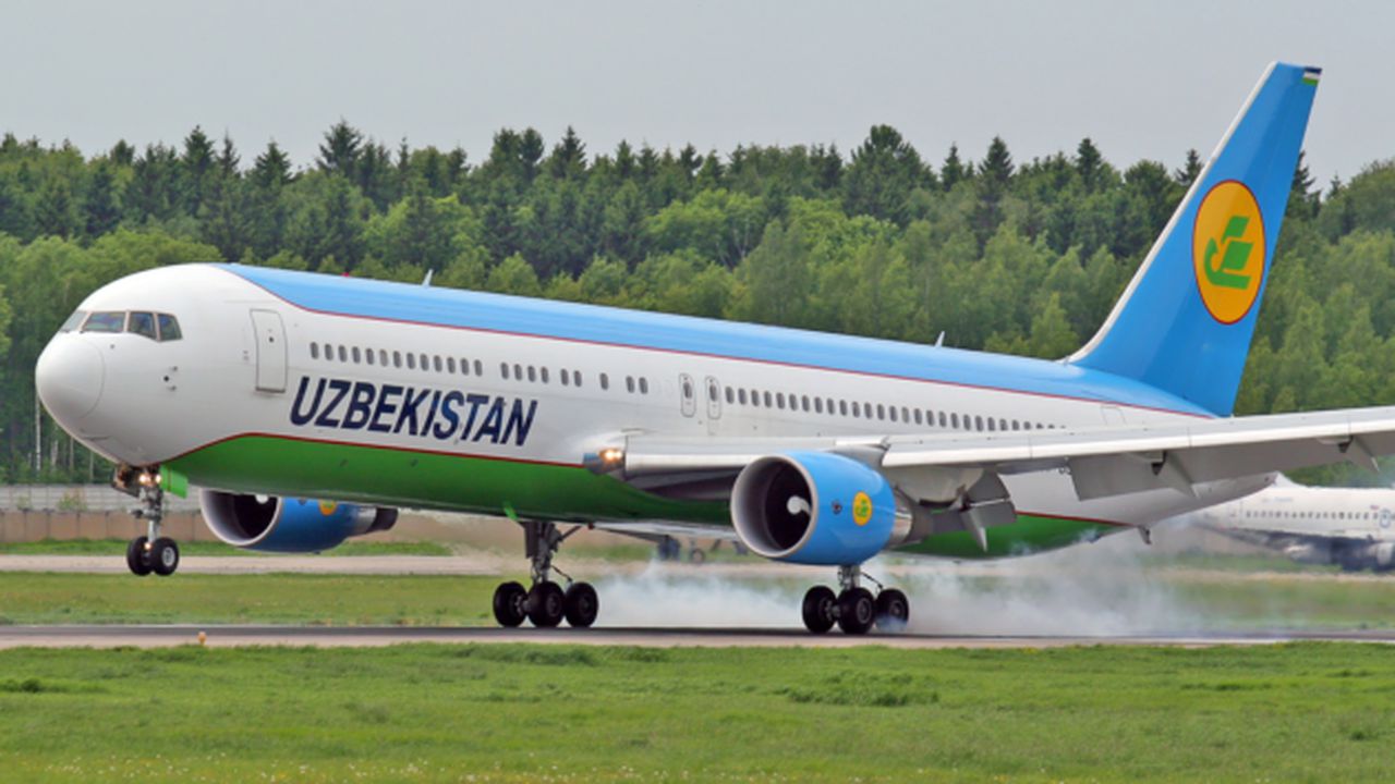 uzbekistan_airways_boeing_767_300er_dme_2006_6_3_17641400
