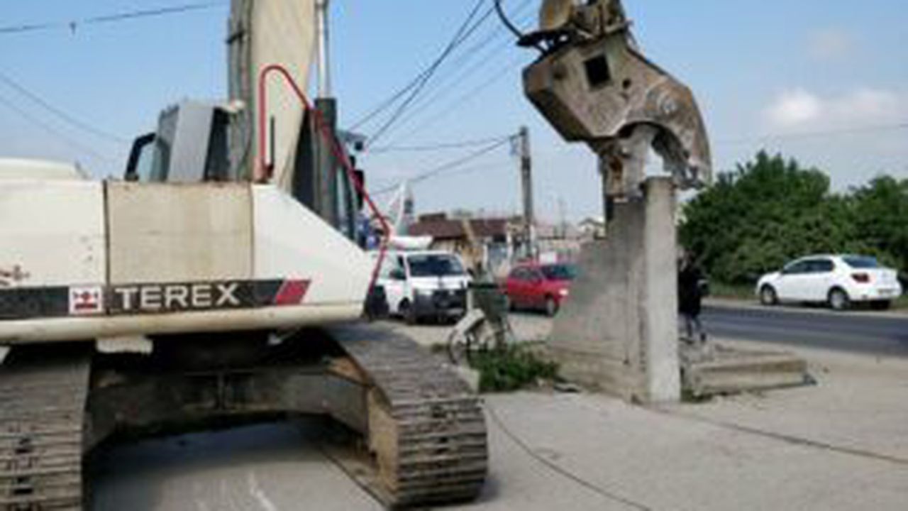 excavator_75849586_98493700