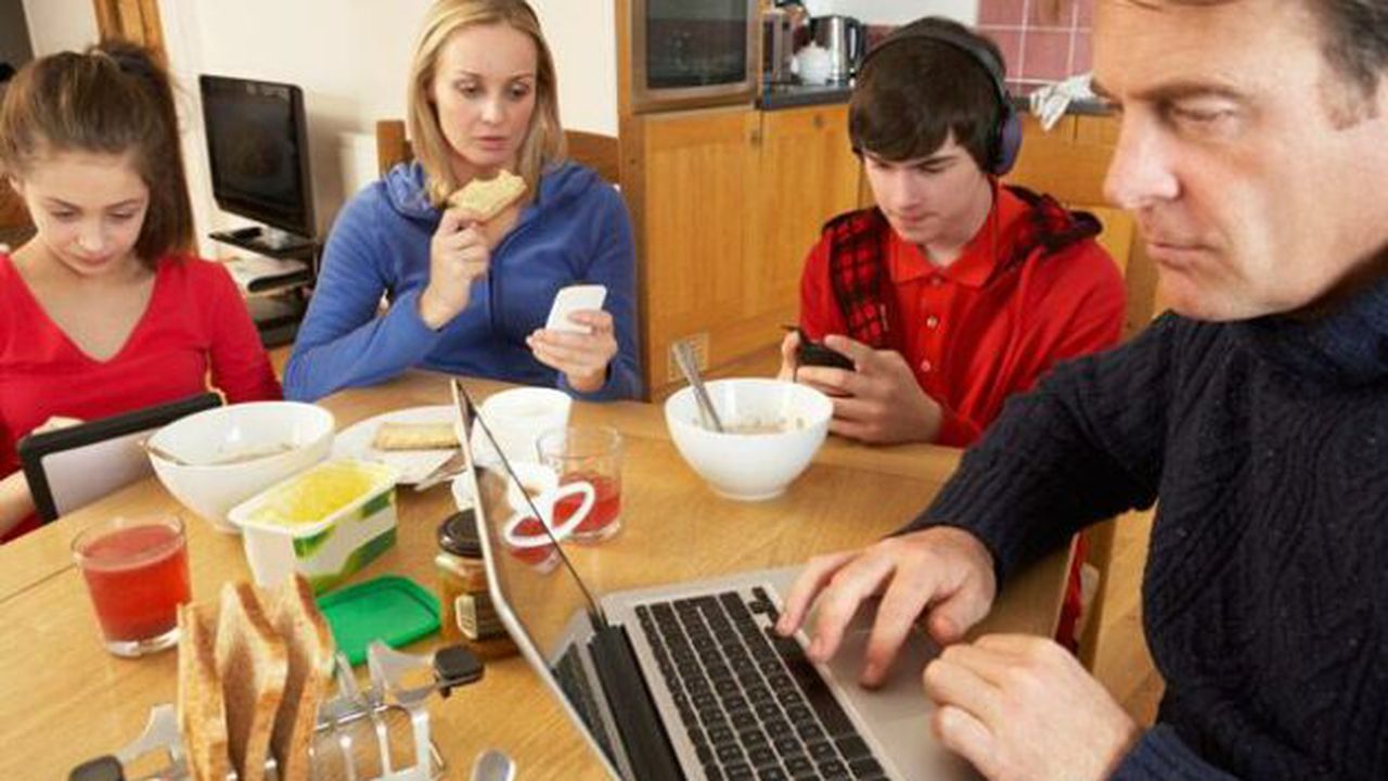 family_eating_at_table_using_tech_136385793379303901_131211162304_52883000