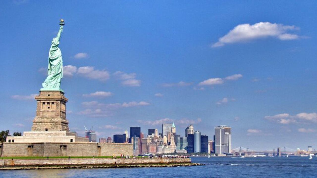 liberty_statue_with_manhattan_1_71875800