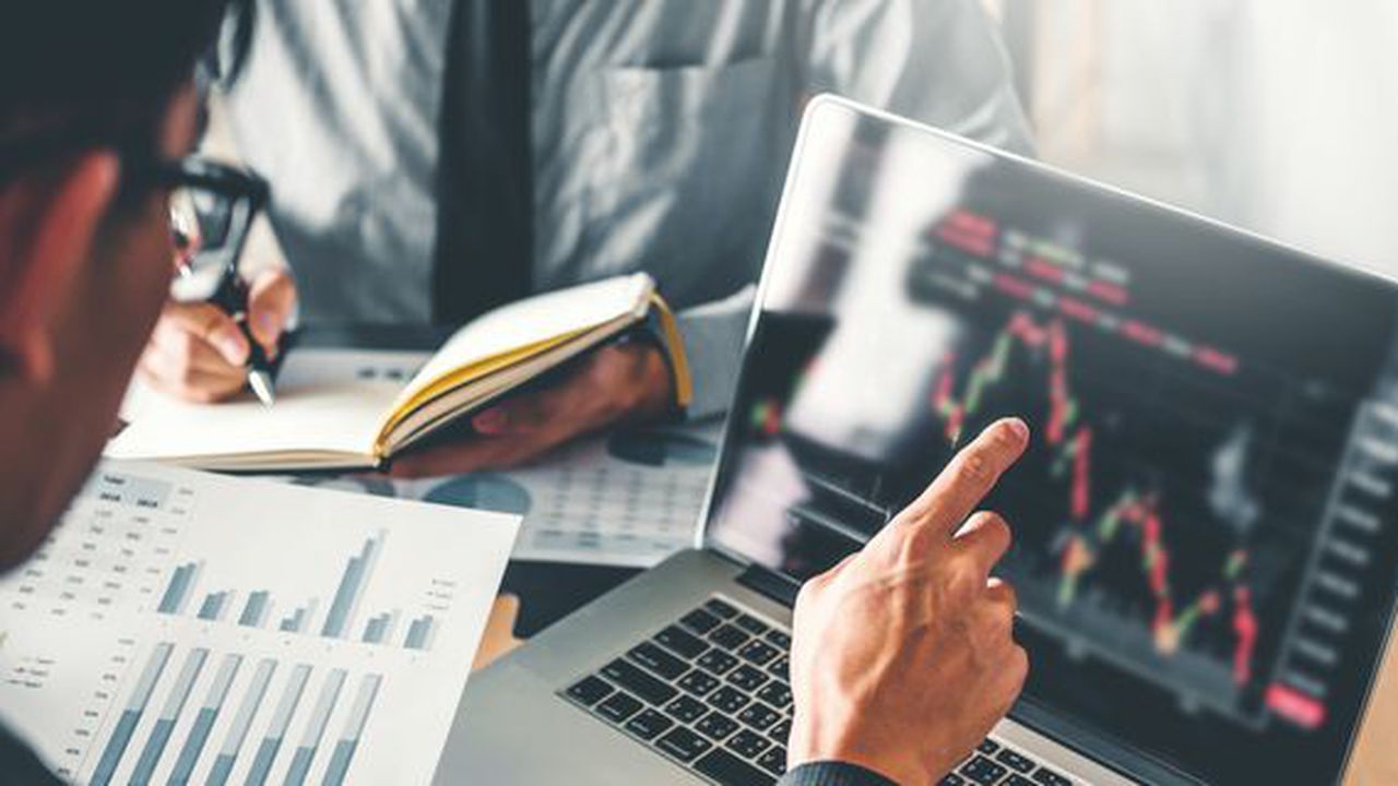 midsection_businessmen_analyzing_charts_on_laptop_in_office_1128046391_4d6016296f824cd48bf762d5824e49e4_55340700