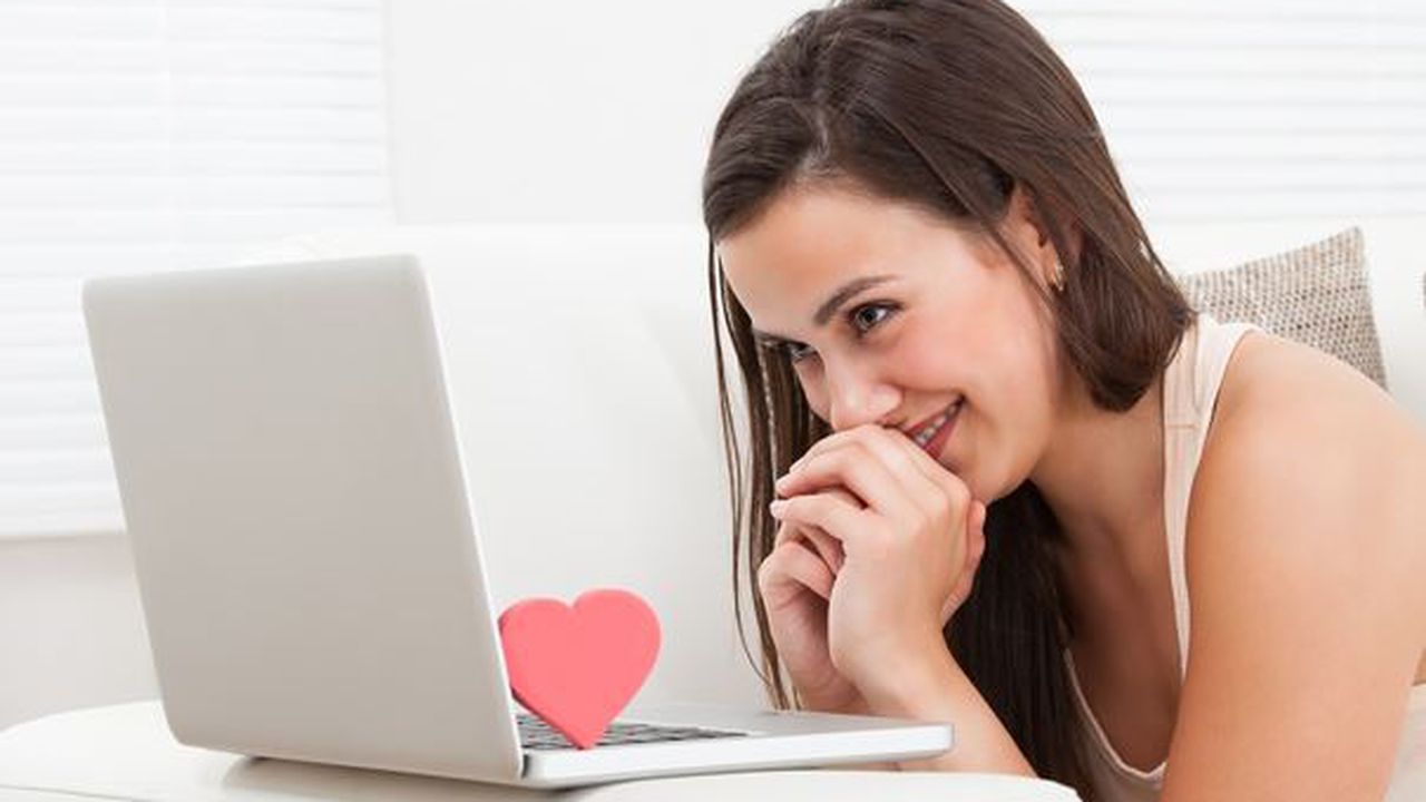 femeie_laptop_videochat_45654_29538600
