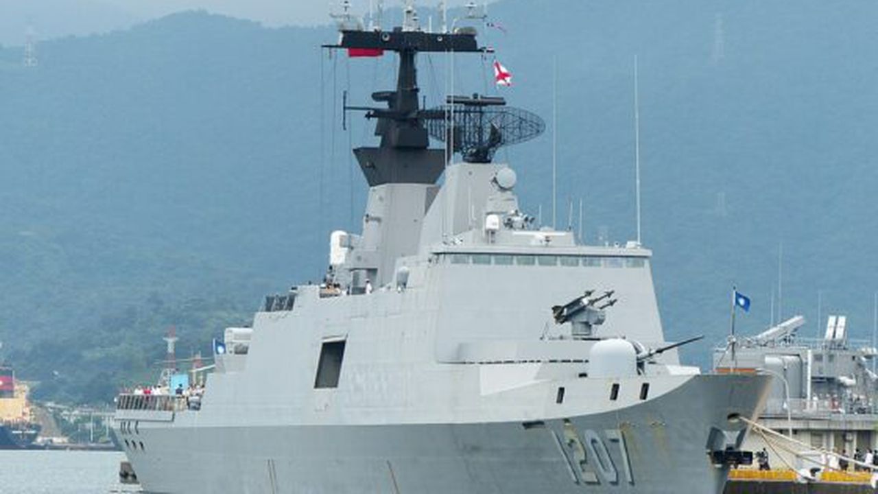 1024px_wu_chang_shipped_in_no_9_pier_of_zhongzheng_naval_base_20130504b_73846300