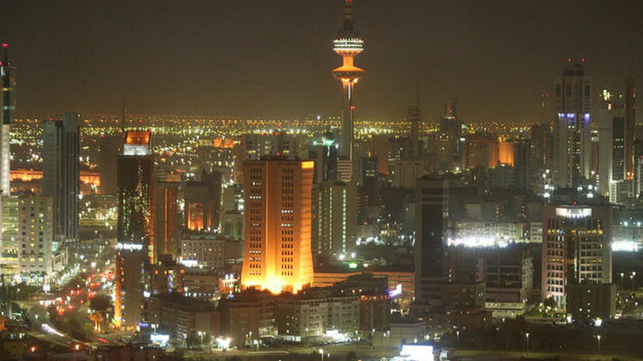 800px_kuwait_city_at_night_87984700