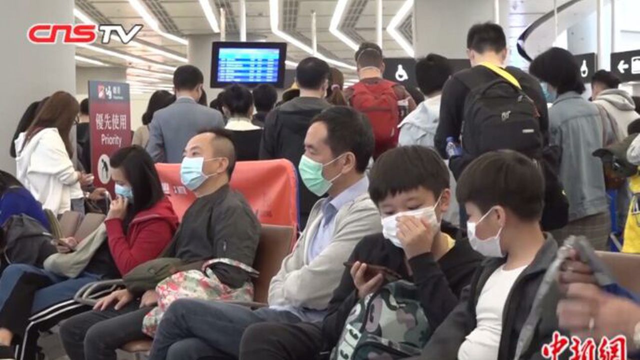 passengers_wearing_masks_in_hong_kong_west_kowloon_station_for_wuhan_coronavirus_outbreak_14401700